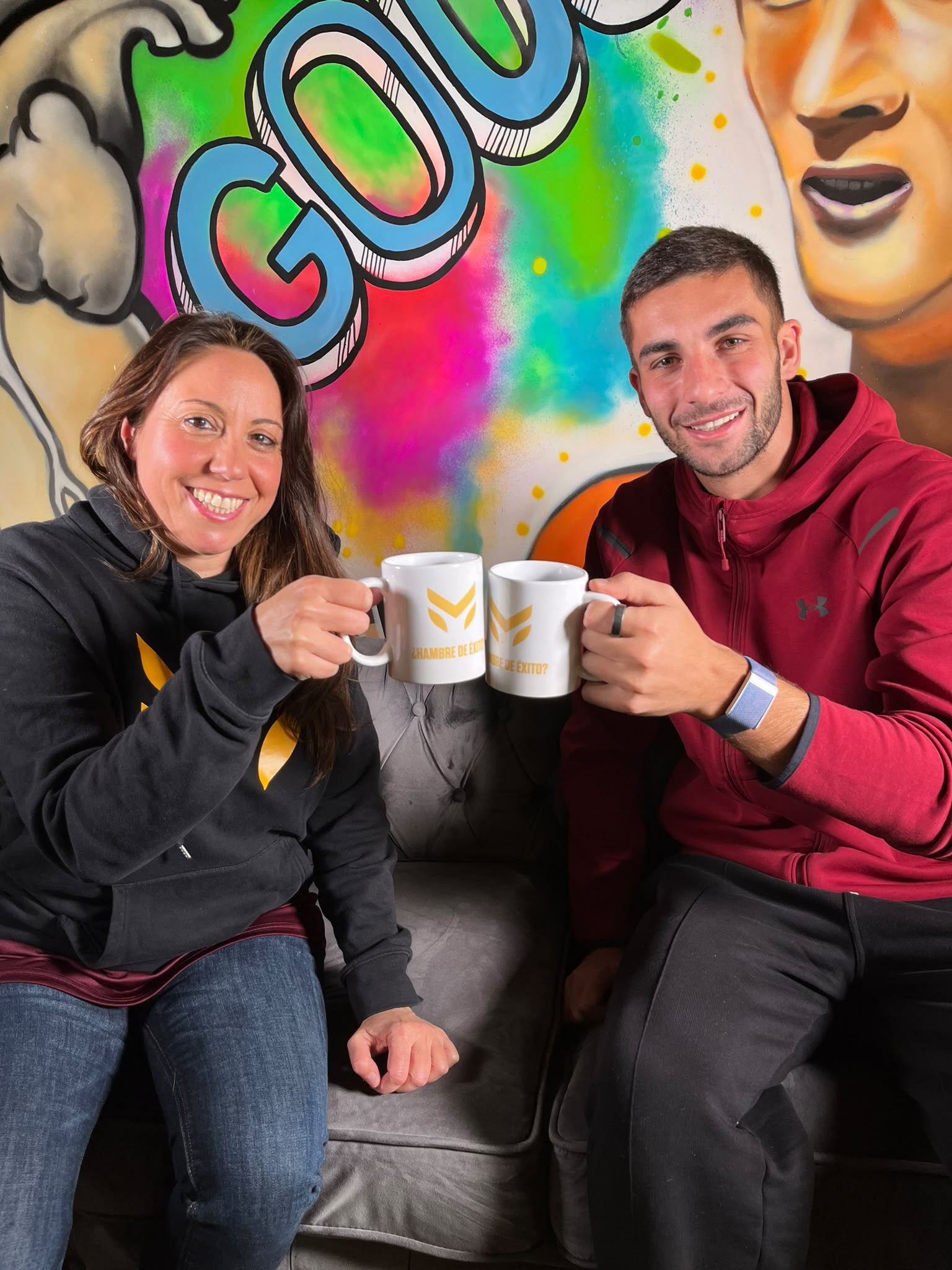 Emanuela Gornati y Ferrán Torres con las tazas de Miobio