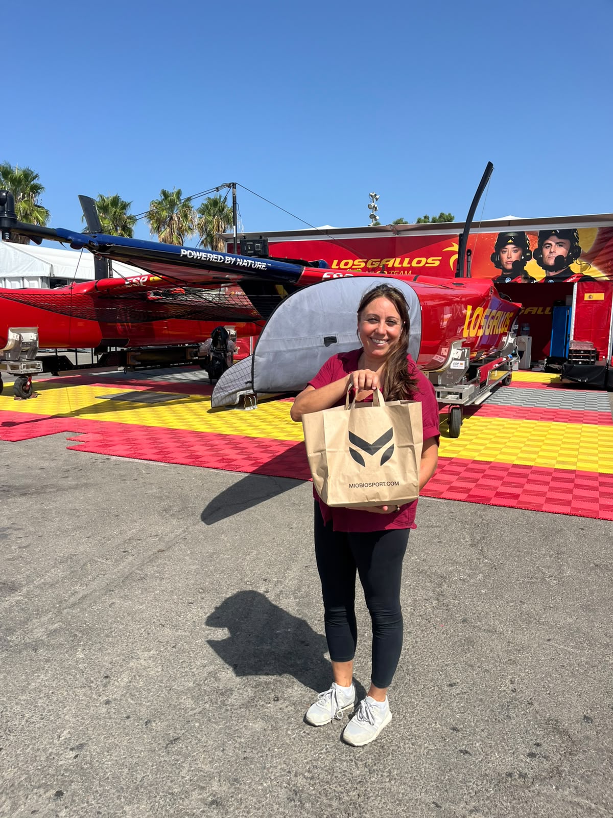Emanuela Gornati entregando alimentación Miobio al equipo español de SailGP