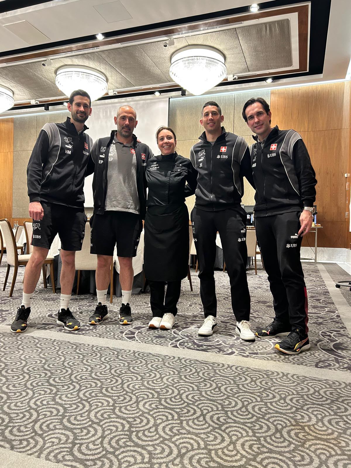 Emanuela Gornati de Miobio con el cuerpo técnico de la selección suiza